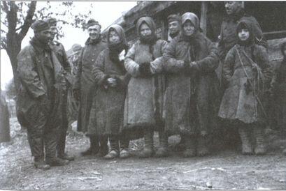 Типичный снимок освободителей с освобожденными Аресты коммунистов и - фото 19