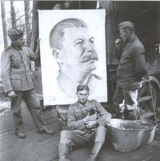 Лето 1941 года Украина Солдаты вермахта позируют около портрета Сталина - фото 22