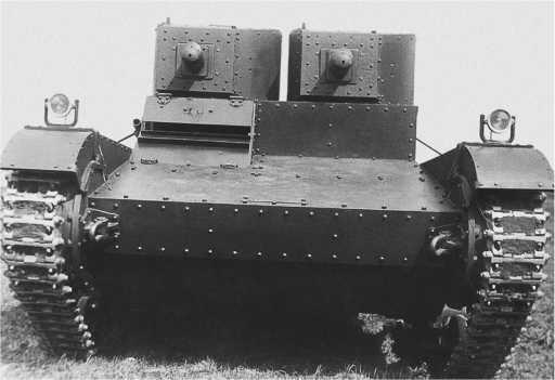 Один из первых танков Виккерс 6тонный прибывший в СССР на военном складе - фото 5