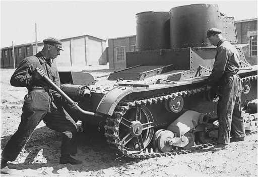 Техническое обслуживание двухбашенного танка Т26 с клепаными корпусом и - фото 14