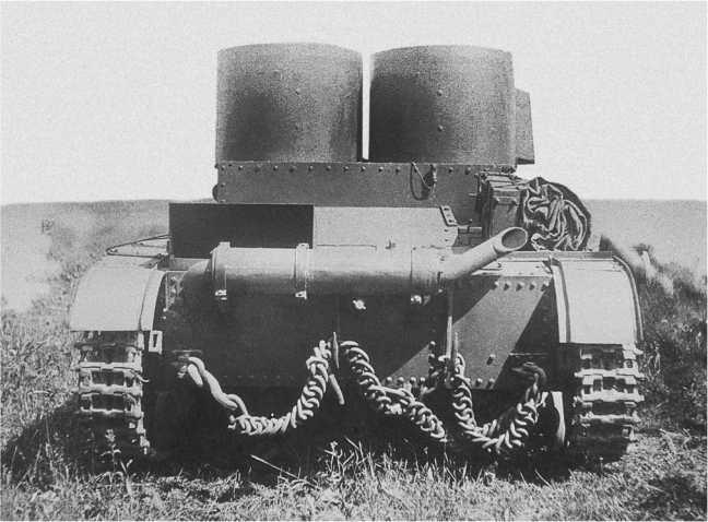 Двухбашенный Т26 выпуска 1933 года вид сзади Танк имеет клепаный корпус и - фото 18
