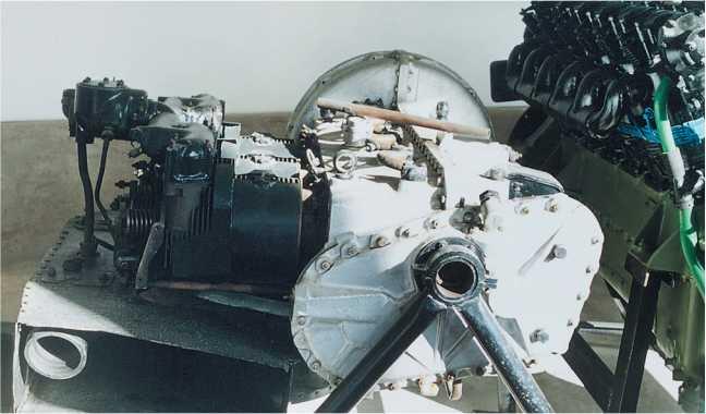 Двигатель танка Т26 вид сзади Справа хорошо виден кожух вентилятора - фото 194