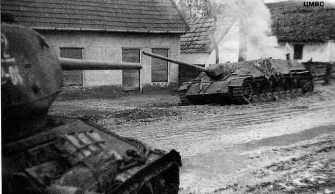 Горит подбитая немецкая самоходная установка Panzer IV70 V A German Pz - фото 55