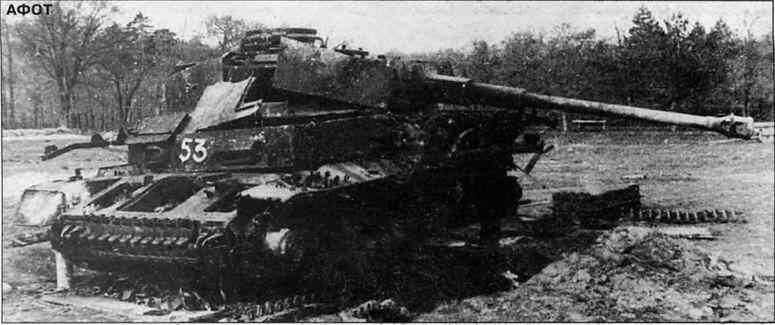 Груда обгоревшего металлолома оставшаяся от PzKpfw IV Ausf H A heap of - фото 62