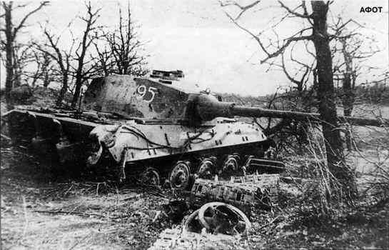 Застрявший и расстрелянный артиллерией Тигр Б Stuck and destroyed Tiger - фото 103
