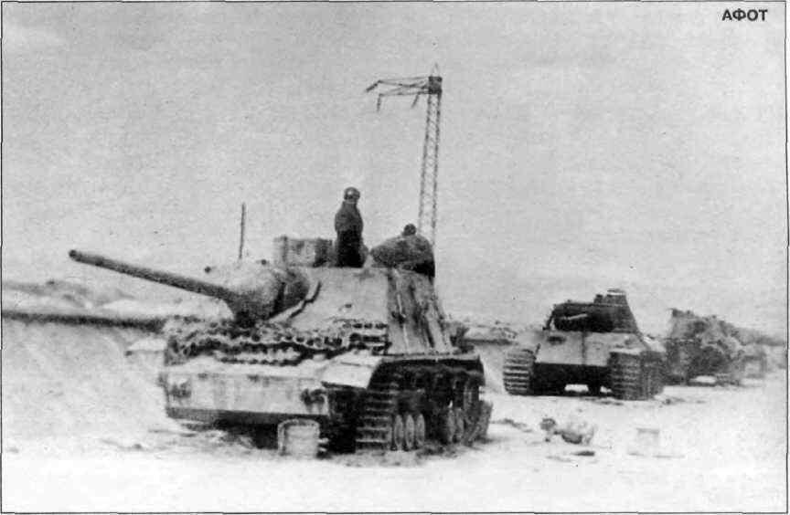 Советские бойцы осматривают колонну немецких танков и САУ разбитых в районе г - фото 178