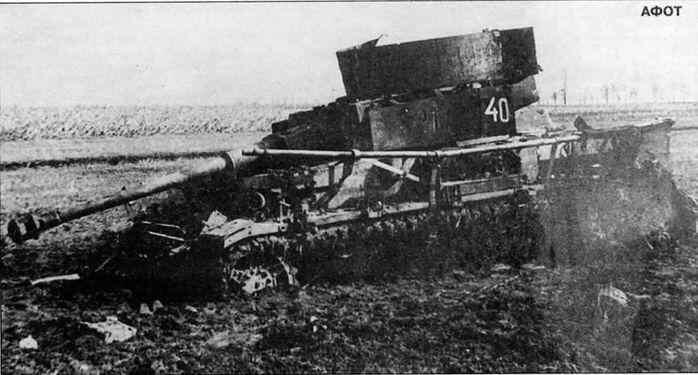 Застрявший в грязи и расстрелянный PzKpfw IV Ausf J с остатками сетчатых - фото 180