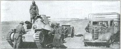 Советские танкисты осматривают военную технику брошенную японцами в районе - фото 160
