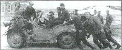 Советские летчики катаются на трофейном японском штабном автомобиле Тип 95 - фото 161