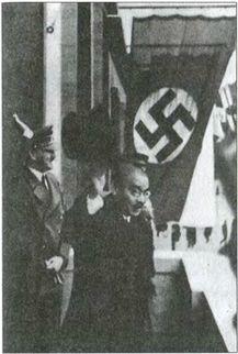 Гитлер и Мацуока после переговоров приветствуют с балкона рейхсканцелярии - фото 165