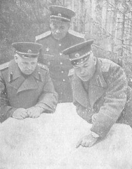 Командующий БТ и МВ Советской Армии Я Н Федоренко первый слева Командующий - фото 15