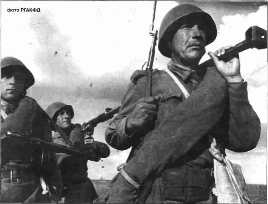 Бронебойщики меняют огневую позицию Июль 1943 г AT riflemen change their - фото 24