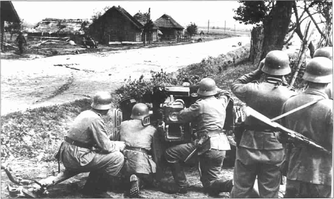 Немецкие артиллеристы отражают атаку советских танков Июль 1943 г Фото из - фото 27
