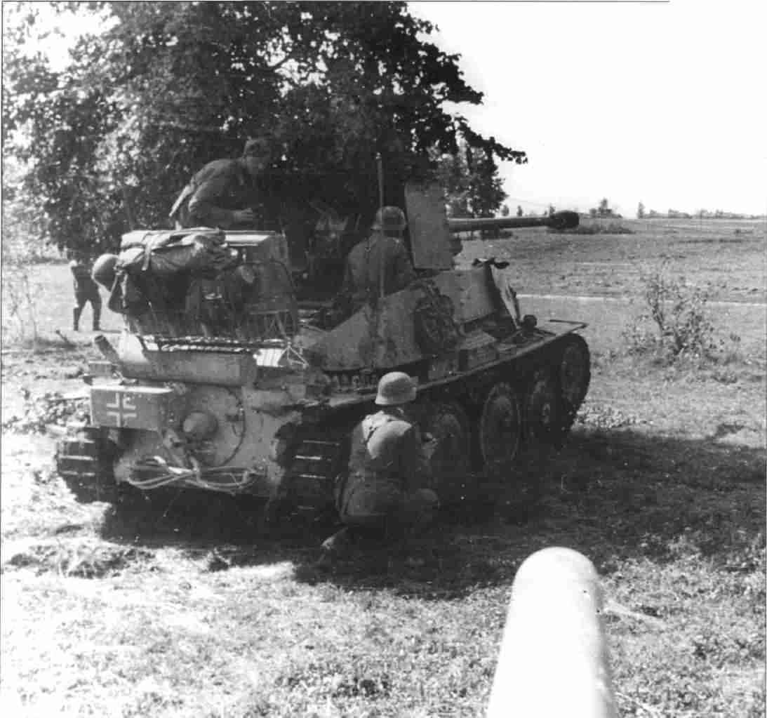 Противотанковая САУ Мардер III прикрывает выдвижение немецких танков Фото - фото 29