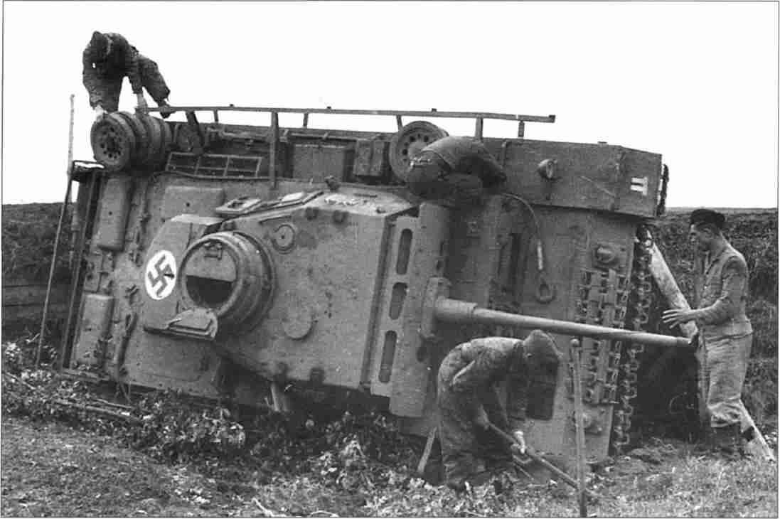Экипаж пытается выровнять опрокинувшийся танк PzKpfw III Ausf M Танковая - фото 119