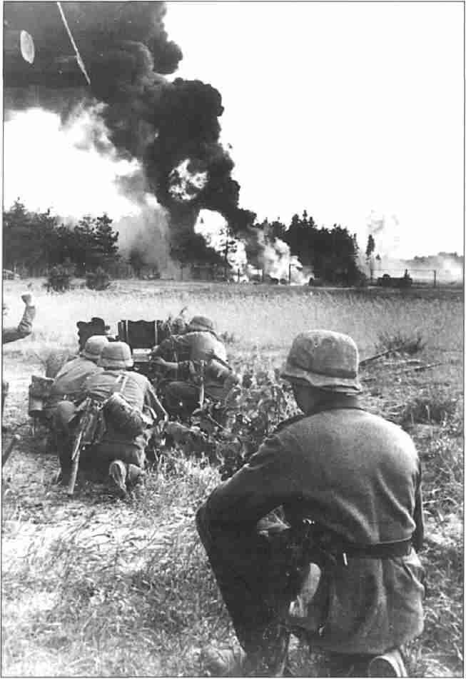 Немецкие артиллеристы отражают атаку советских войск Фото из коллекции - фото 128