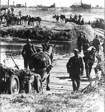 Немецкие войска отступают за реку Август 1943 г Фото РГАКФД German - фото 130