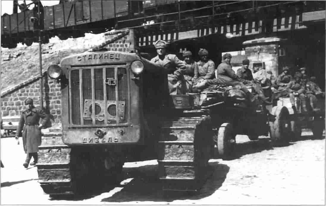 Советская артиллерия вступает в Харьков Фото из коллекции авторов Soviet - фото 134