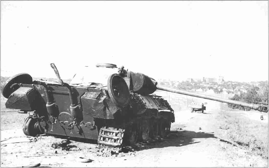 Пантера подбитая расчётом гв старшего сержанта Парфенова на окраине - фото 136