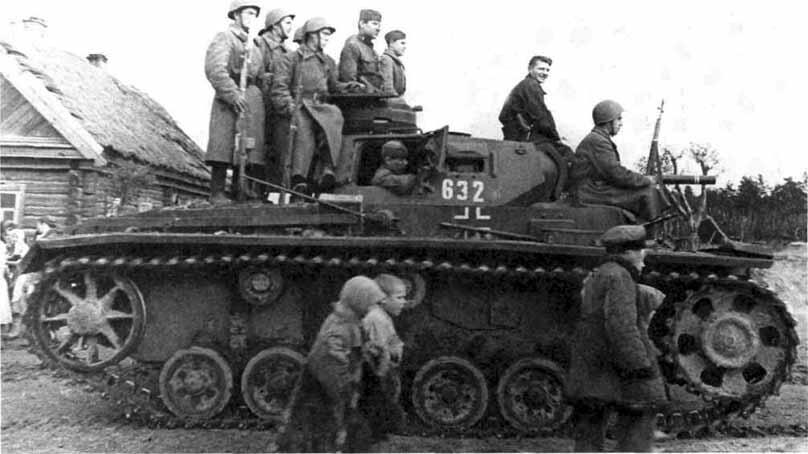 Бойцы Красной Армии отправляются в бой на трофейных танках Pzlll и Pz IV На - фото 3
