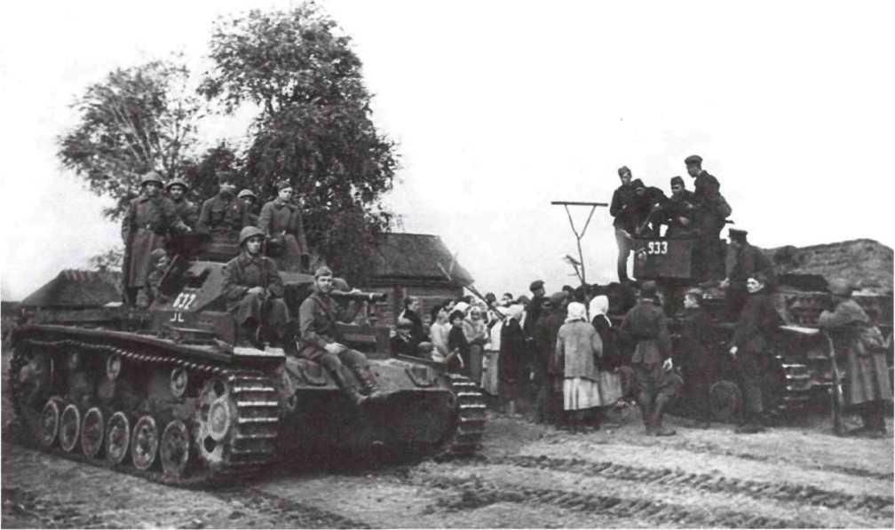 Бойцы Красной Армии на трофейных танках Pzlll и Pz IV Западный фронт - фото 5