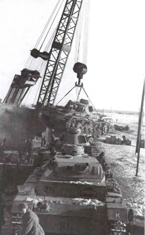 Погрузка трофейных танков Pz Ill для отправки в ремонт на тыловых - фото 10