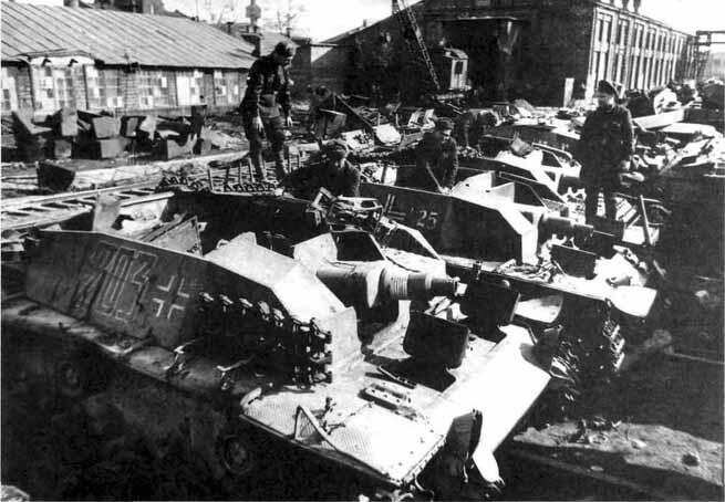 Бригада танкистовремонтников за изучением трофейных StuG III из состава - фото 12