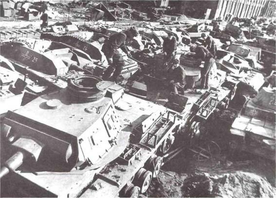 Ремонтники осматривают танки Pz III на переднем плане танк Pz III из состава - фото 17