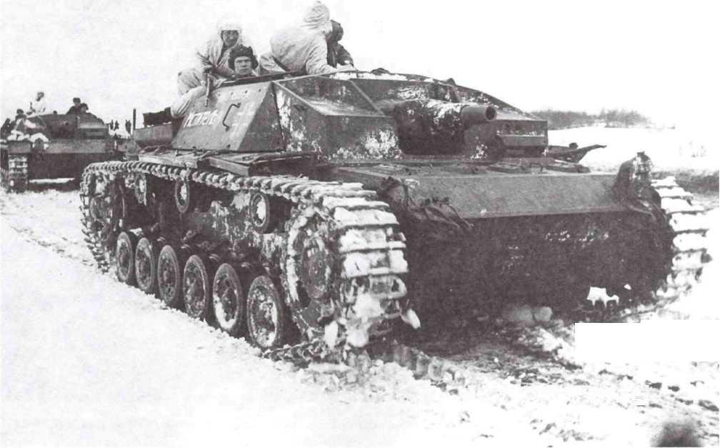 Колонна трофейных боевых машин впереди танк Pz III за ним три StuG III на - фото 25