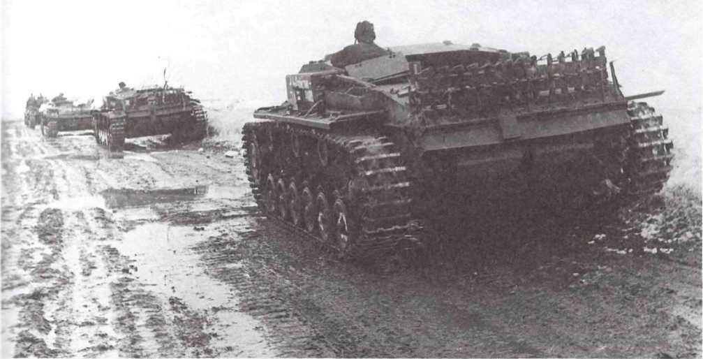 Колонна трофейных боевых машин впереди танк Pz III за ним три StuG III на - фото 26