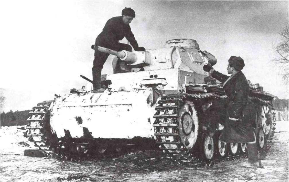 Осмотр отремонтированного танка Pz III инженермайором Гудковым Западный - фото 28