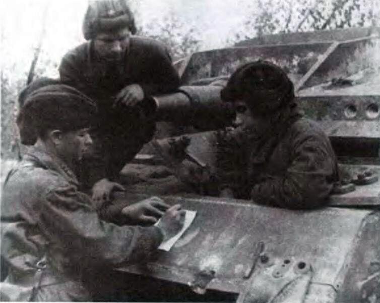 Уточнение боевой задачи экипажем трофейной самоходки StuG III 107й отдельный - фото 31