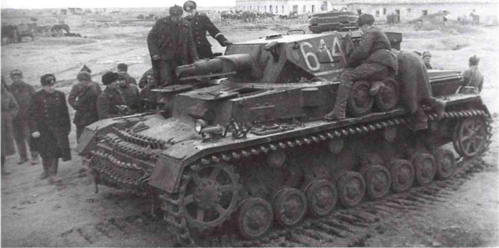 Осмотр трофейного Pz IV захваченного у 22й танковой дивизии вермахта - фото 36