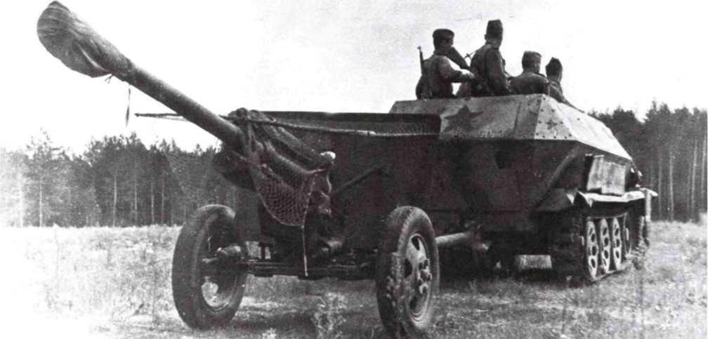 Советские артиллеристы в качестве тягача к пушке ЗИС3 используют трофейный - фото 103