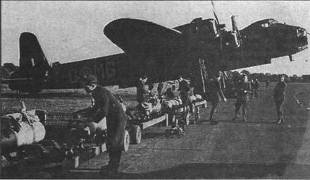 Подготовка к боевому вылету Стирлинга 7й эскадрильи целеуказателей 1941 г - фото 113