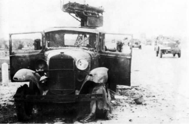 Разбитый автомобиль ГАЗААА со счетверенной зенитной установкой пулеметов - фото 4