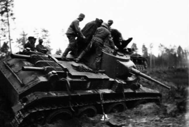 Немецкие солдаты осматривают подбитый танк БТ7М из состава 1й Московской - фото 9