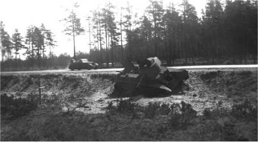 Тот же танк БТ7М что и на предыдущем фото Июль 1941 года Снимков этой - фото 13