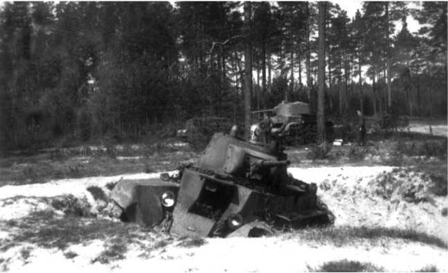Подбитый БТ7М 1й Московской Пролетарской дивизии Июль 1941 года Этот танк - фото 16