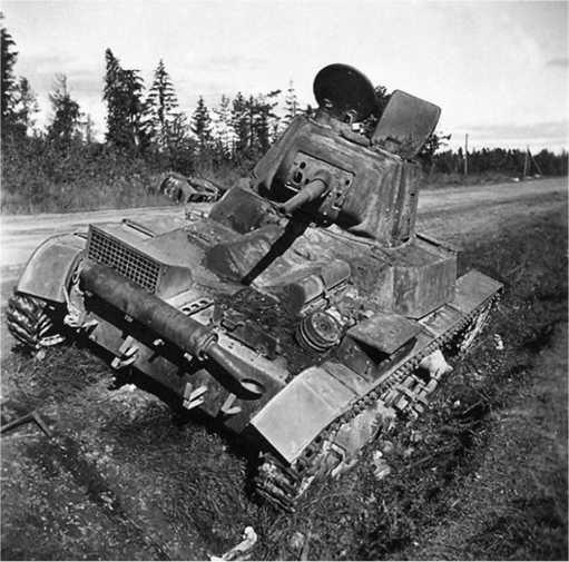 Еще один танк Т26 из состава 18й танковой дивизии 7го мехкорпуса подбитый в - фото 79
