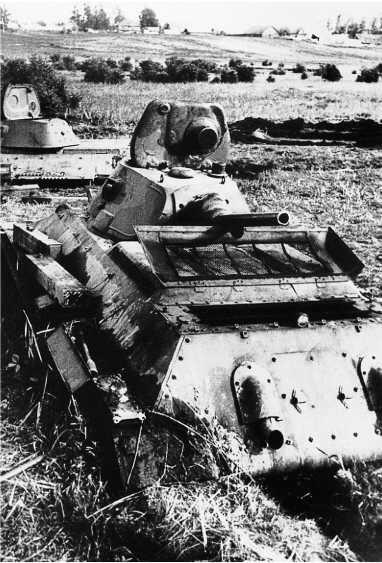 Те же застрявшие танки на переднем плане Т34 выпуска 1940 года в трехцветном - фото 86