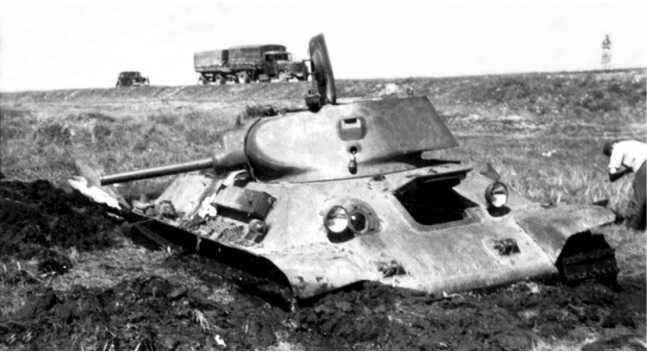 Танк Т34 с пушкой Л11 и литой башней Эта машина находилась дальше всего от - фото 87