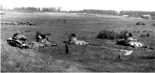 На этом снимке сделанном с шоссе Москва Минск видны все четыре танка 115го - фото 88