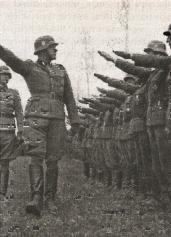 Вернер Остендорфф приветствует солдат боевой группы СС Райх по окончании - фото 4