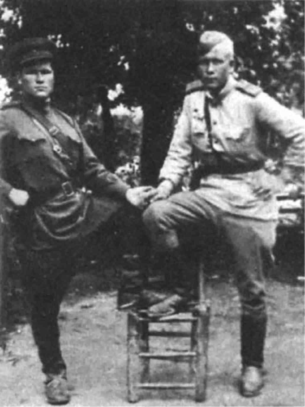 Жене Фокину на память о боевой юности На снимке слева направо командир - фото 10