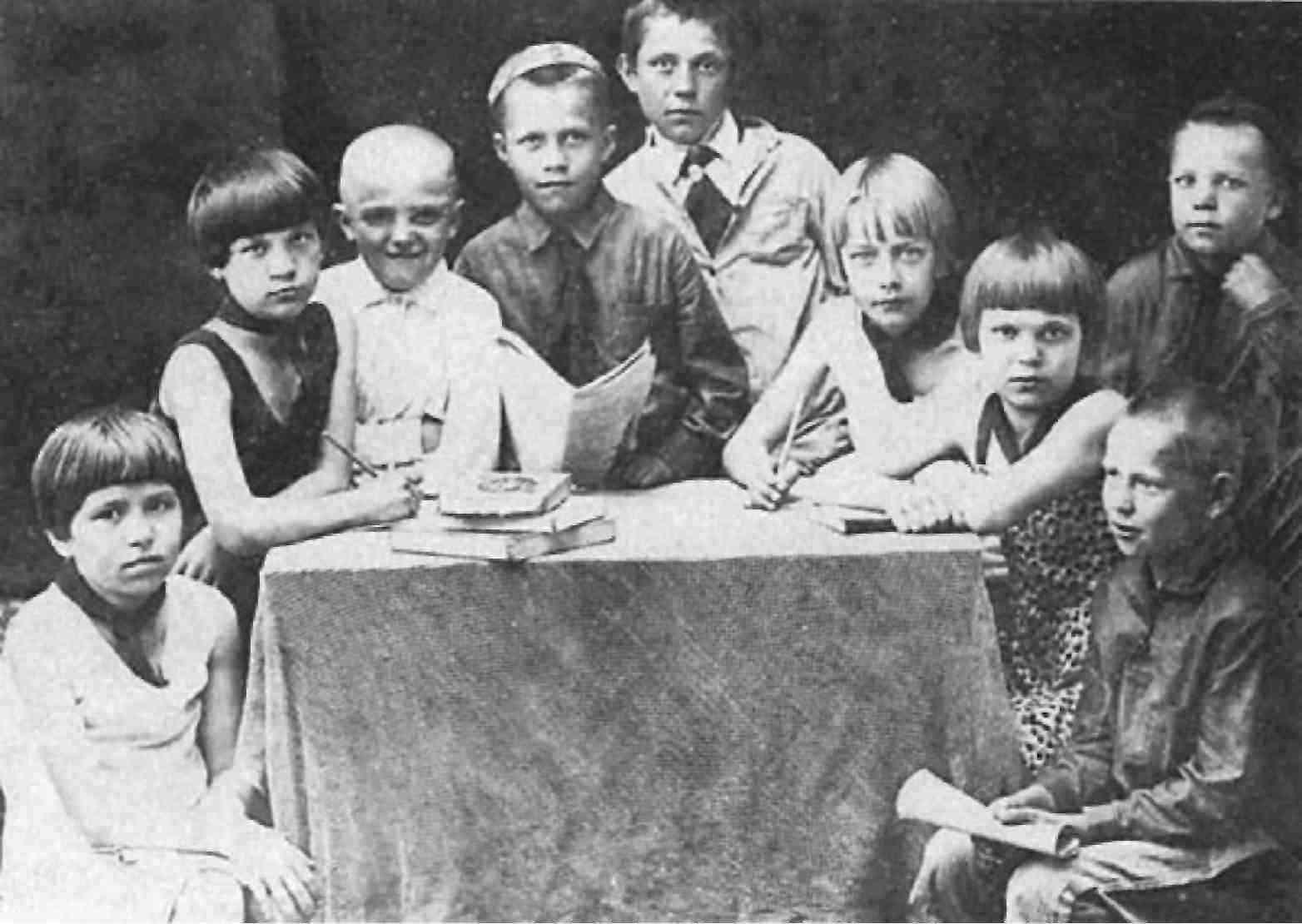 Володя Дышинский ученик 3го класса За столом он третий слева - фото 26