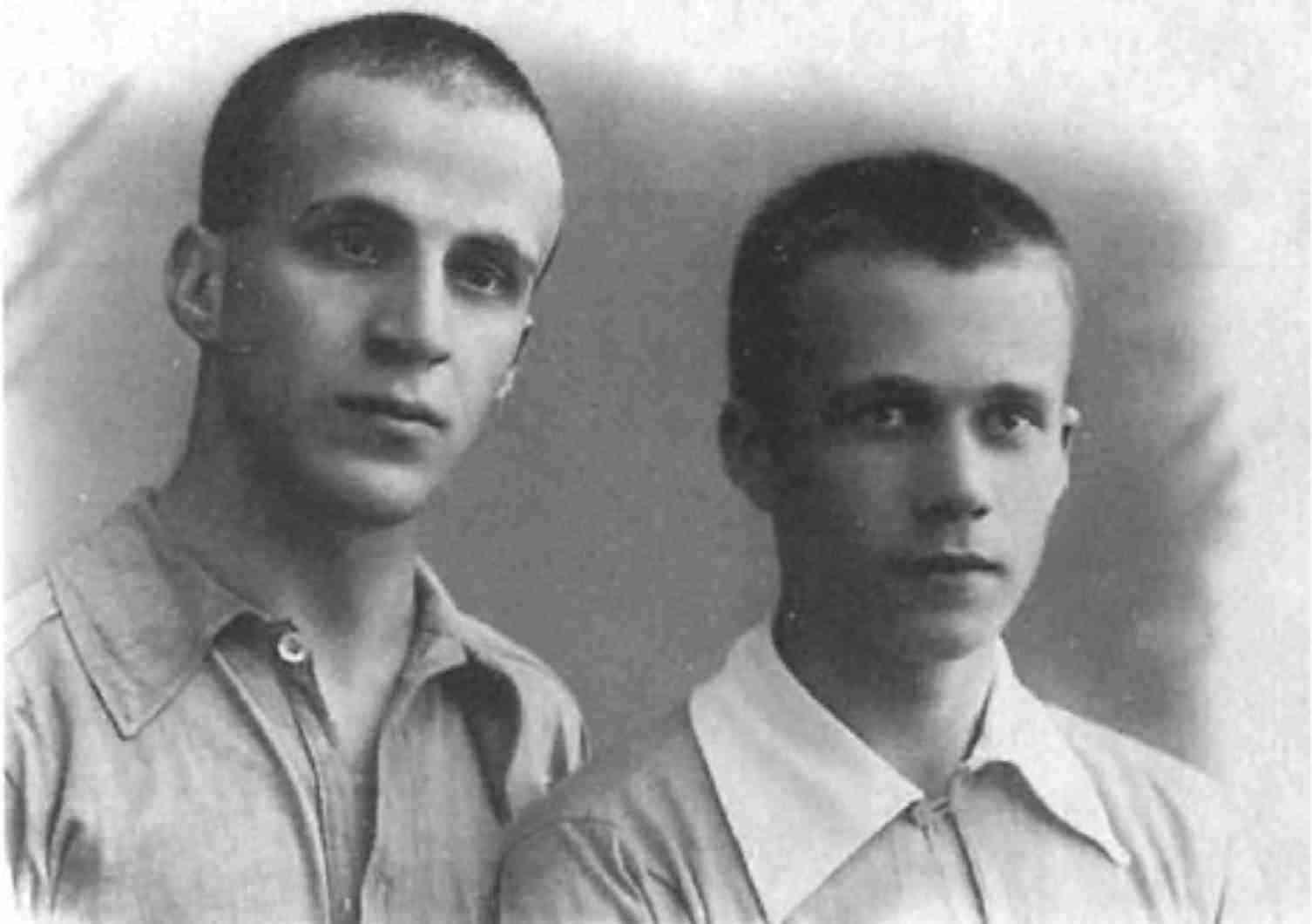 Осень 1941 г Владимир справа Памятная доска на здании средней школы 11 г - фото 32