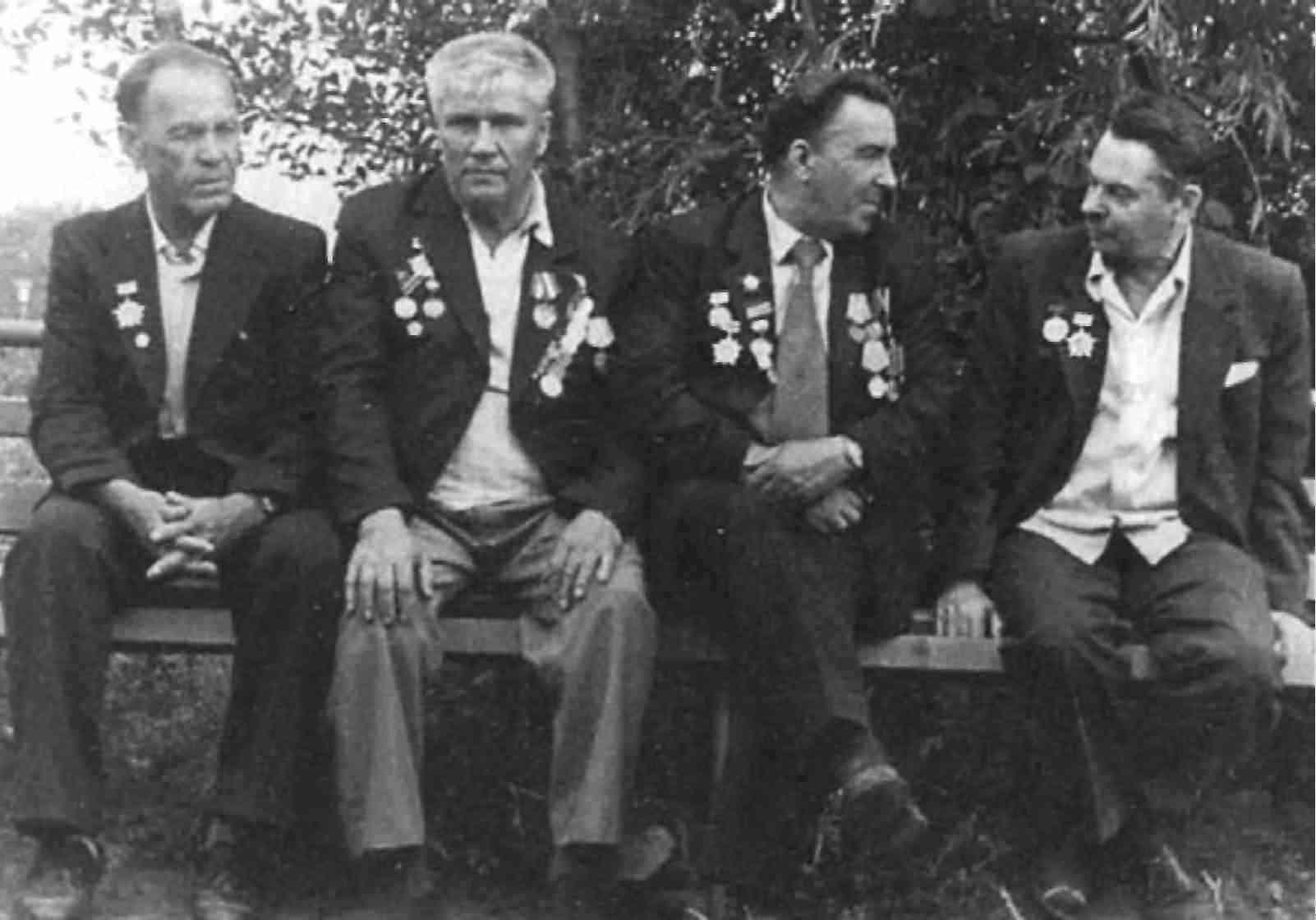 Встреча ветеранов битвы на Курской дуге Слева направо В Д Челноков И Н - фото 36