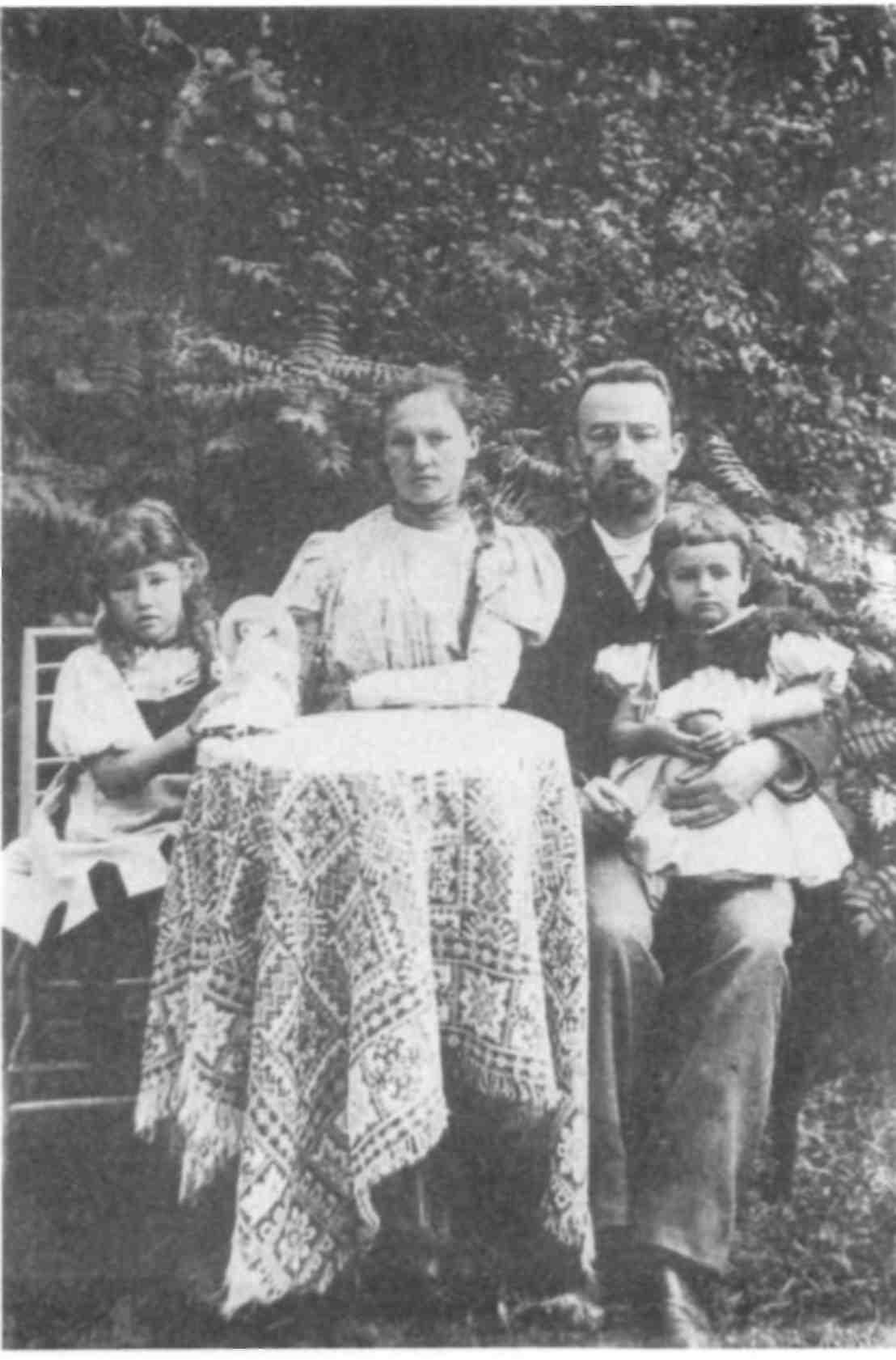 A A и С М Нюренберги с дочерьми Еленой справа и Ольгой Семья - фото 11