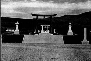 Храм Гококу дзиндзя в Тоёхара Ворота тории Труба крейсера Новик Фото - фото 16